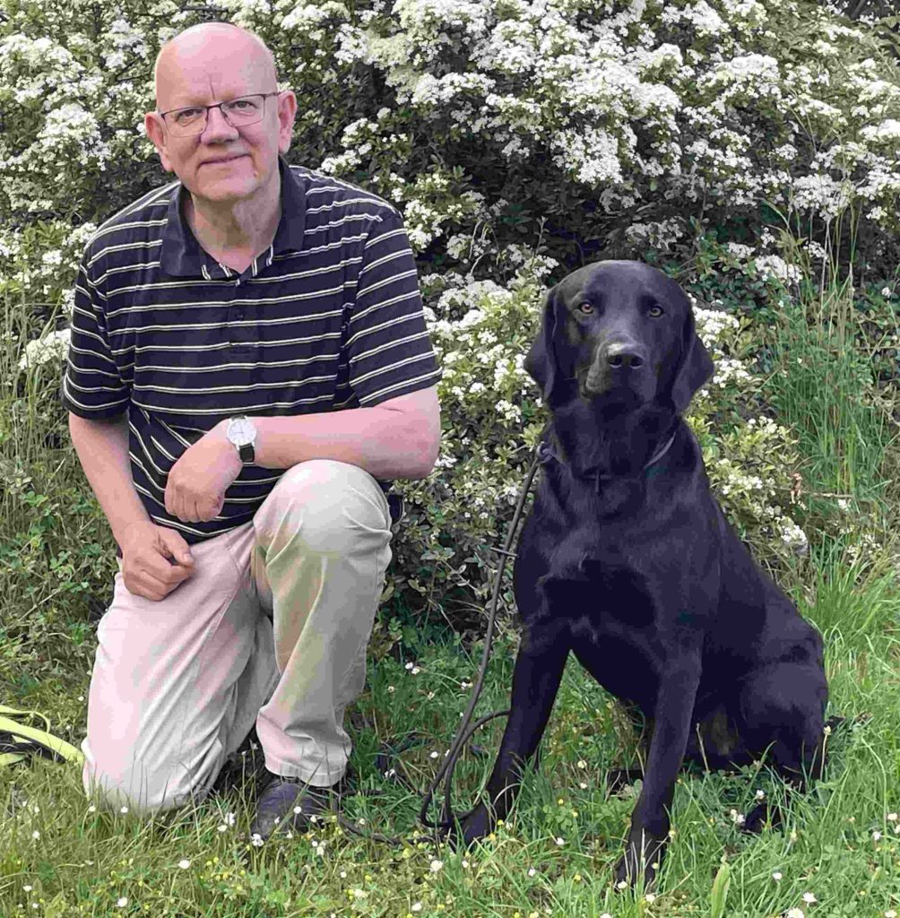 Mann mit schwarzem Hund